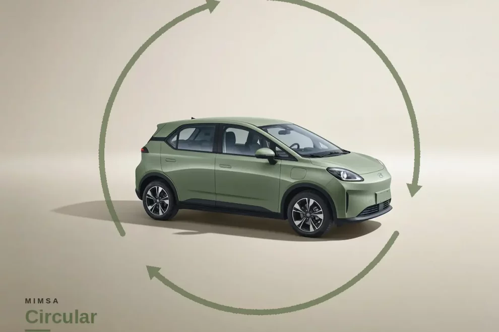Mimsa Circular: vehículo eléctrico rodeado de flechas circulares, símbolo de economía circular